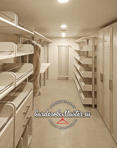 Длинная гардеробная система с открытыми модулями, многоуровневыми полками для обуви, выдвижными ящиками и аккуратной интеграцией освещения по всей длине помещения