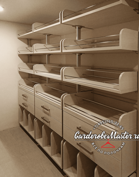 Функциональная гардеробная с акцентом на хранение обуви, комбинирующая выдвижные обувные корзины, вместительные ящики и открытые полки в едином архитектурном ритме