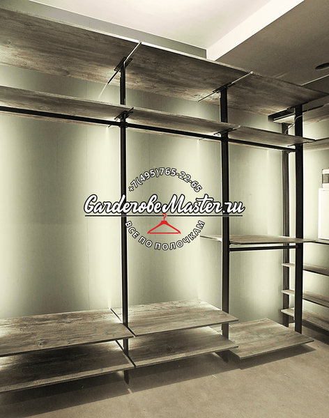 Открытая гардеробная система с вертикальными металлическими стойками чёрного цвета и массивными полками под натуральное дерево, предназначенная для просторных помещений, с равномерной подсветкой и удобной организацией хранения