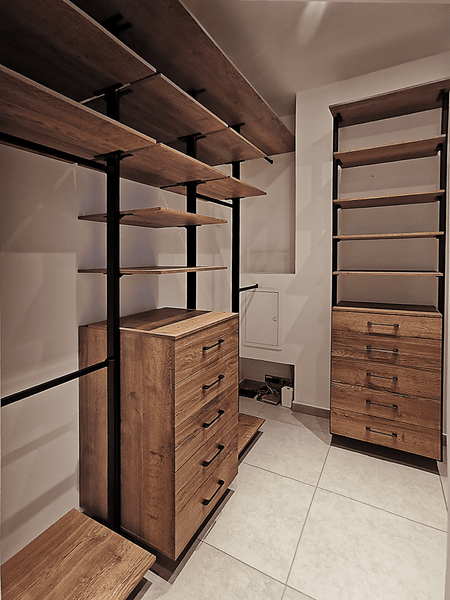 Индивидуальная гардеробная система с деревянными модулями, высокими стеллажами и комодами, выполненная в тёплой натуральной палитре с акцентом на функциональность и долговечность.