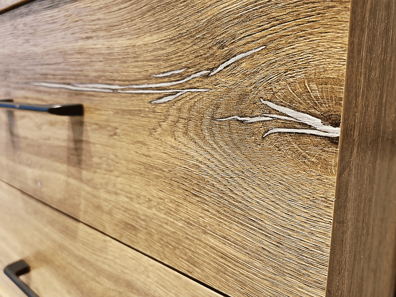 Детальный крупный план фасадов выдвижных ящиков из натурального дерева с выраженным древесным рисунком и декоративными прожилками, подчёркивающий премиальное качество материалов и внимание к фактуре
