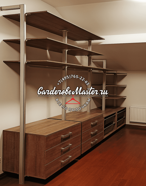 Открытая гардеробная система с модульными секциями, металлическим каркасом и полками из натурального дерева, оснащённая встроенными комодами и корзинами для хранения, адаптированная под сложную геометрию помещения.