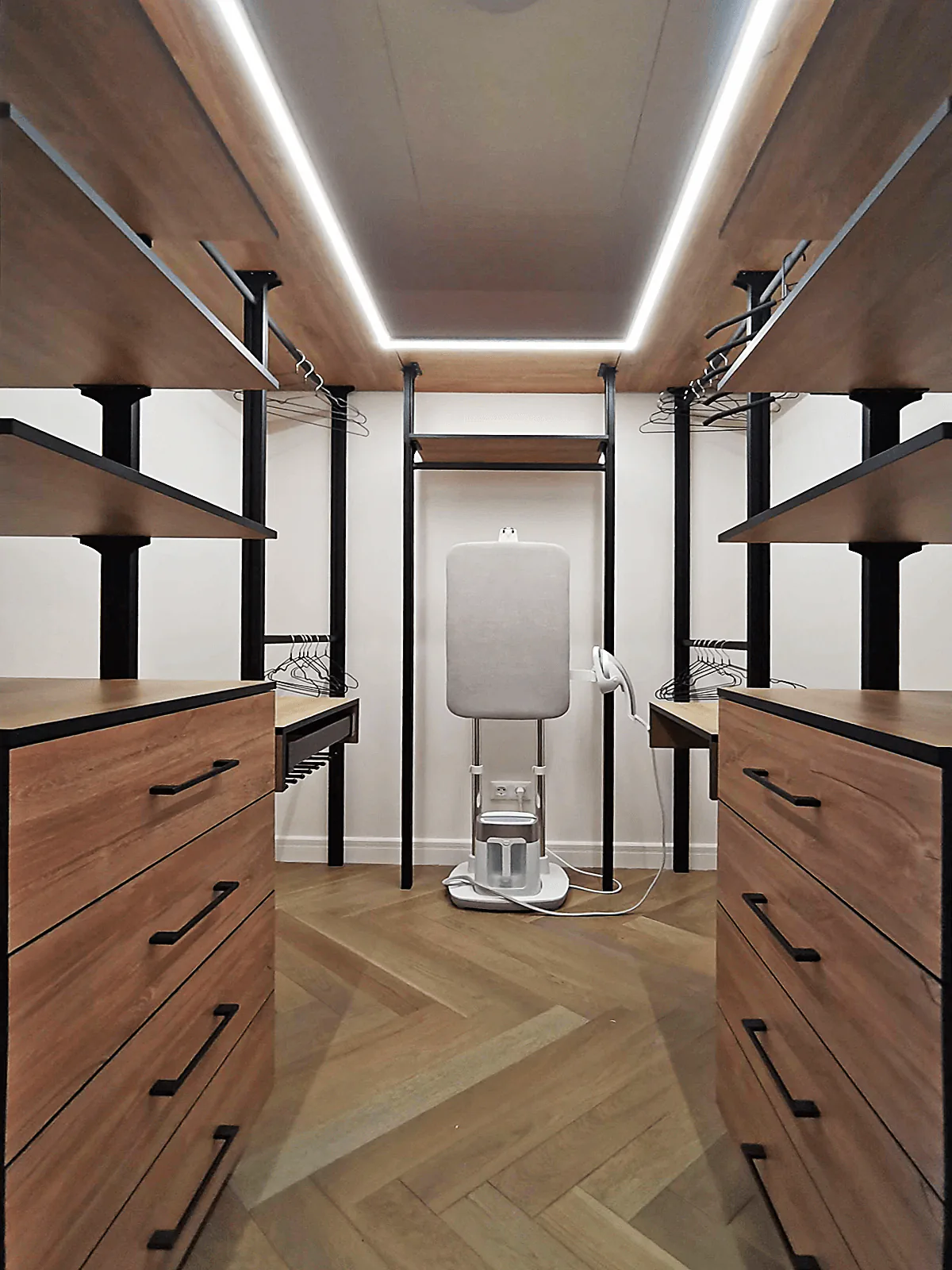 Гардеробная система Vitra для жилых интерьеров с LED подсветкой