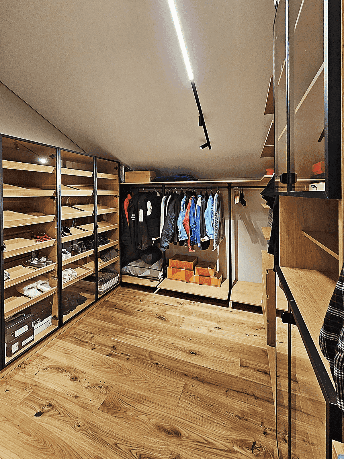 Гардеробная Stilos Black из алюминиевых профилей EUREKA с индивидуальным дизайном