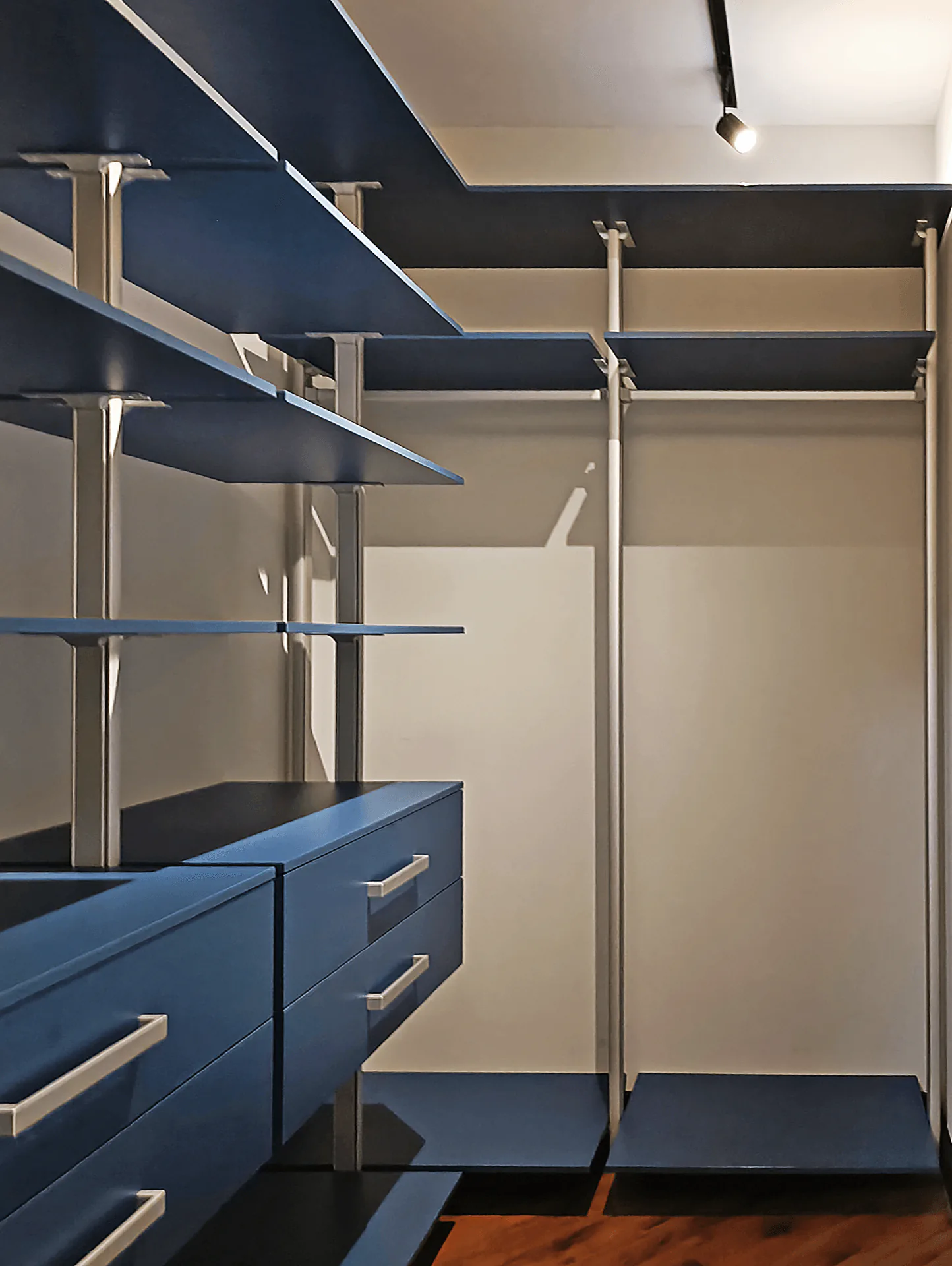 Гардеробная система Stilos из алюминиевого профиля с индивидуальным дизайном