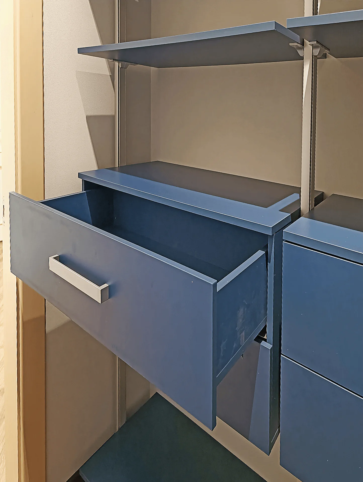 Гардеробная система Stilos из алюминиевого профиля с индивидуальным дизайном