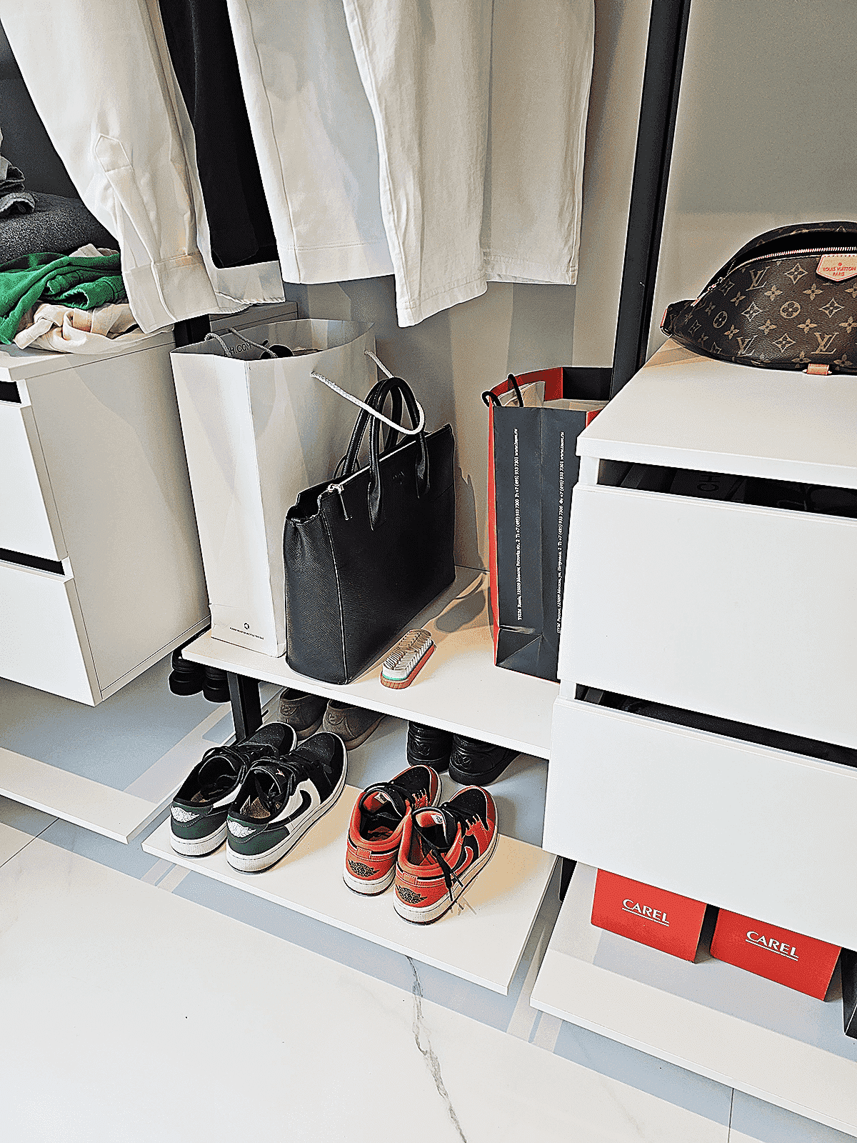 Прихожая Stilos Black с алюминиевыми профилями и индивидуальным выбором цвета