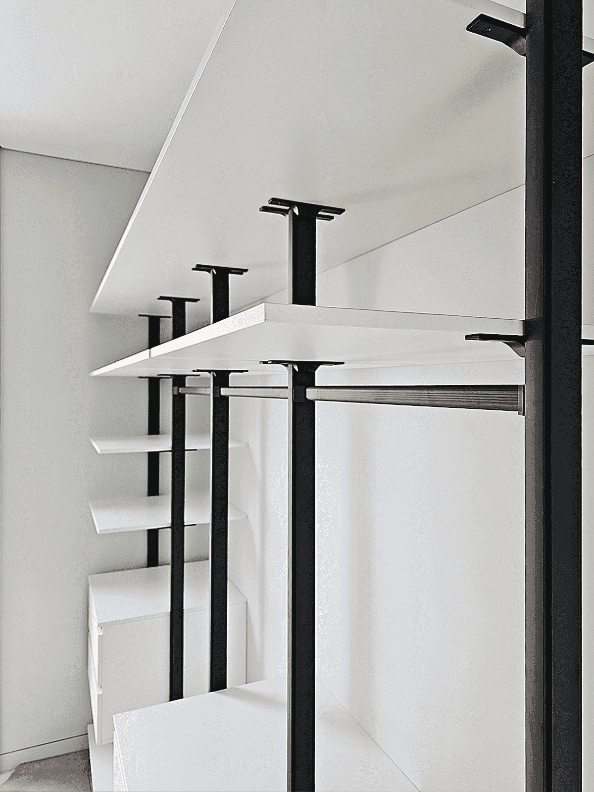 Прихожая Stilos Black с алюминиевыми профилями и индивидуальным выбором цвета