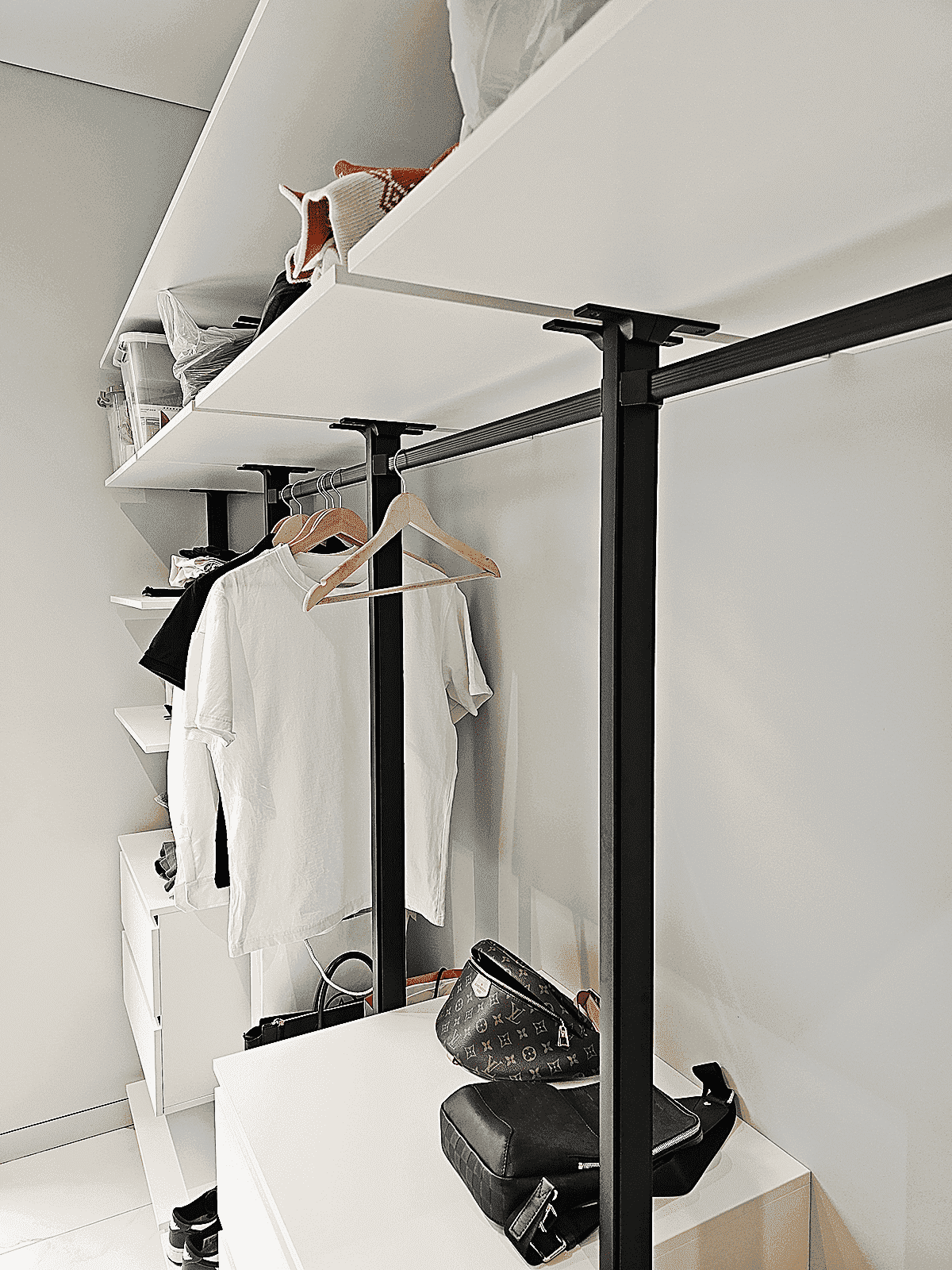 Прихожая Stilos Black с алюминиевыми профилями и индивидуальным выбором цвета