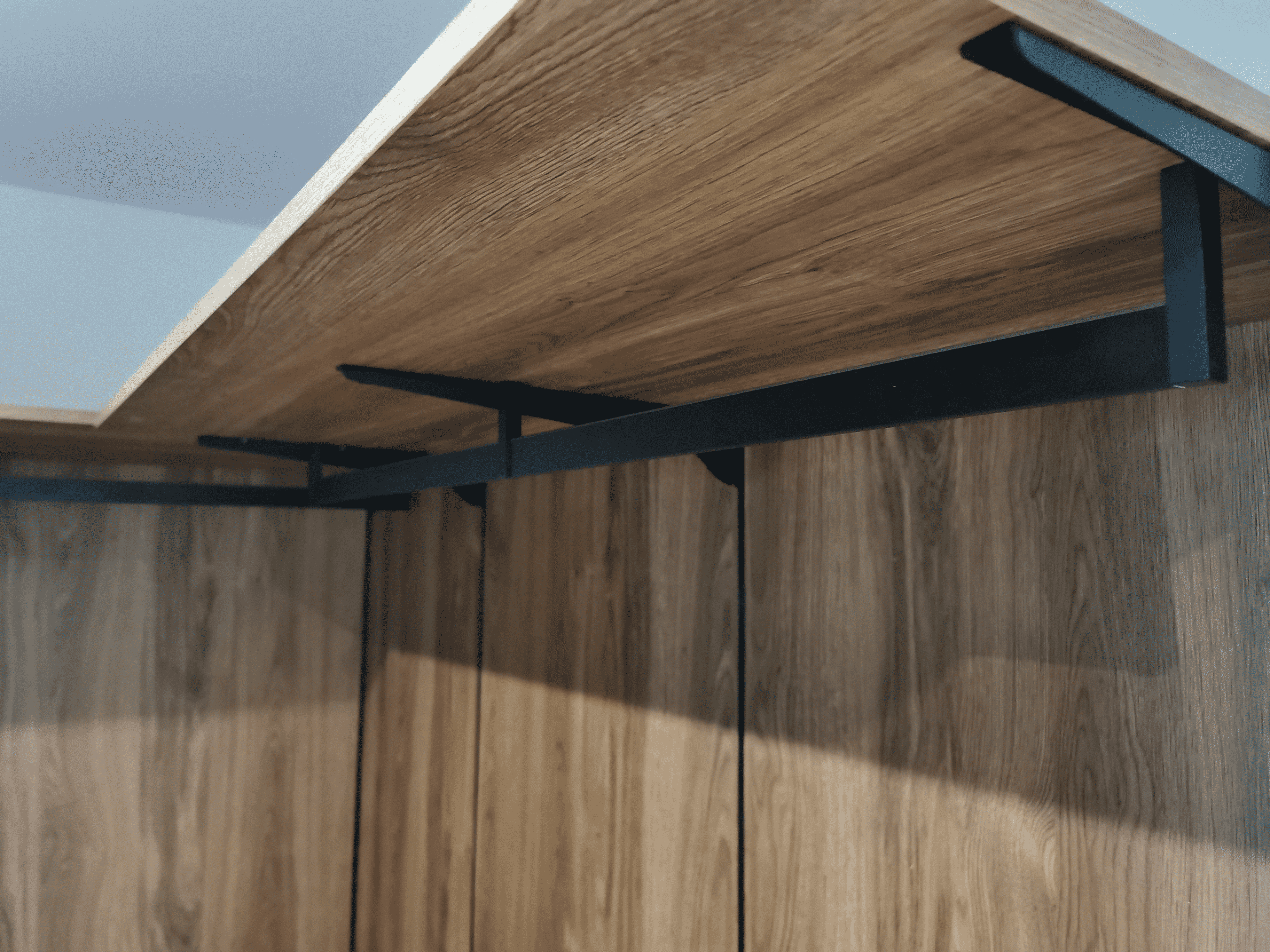 Крепление верхней полки гардеробной системы на металлических опорах