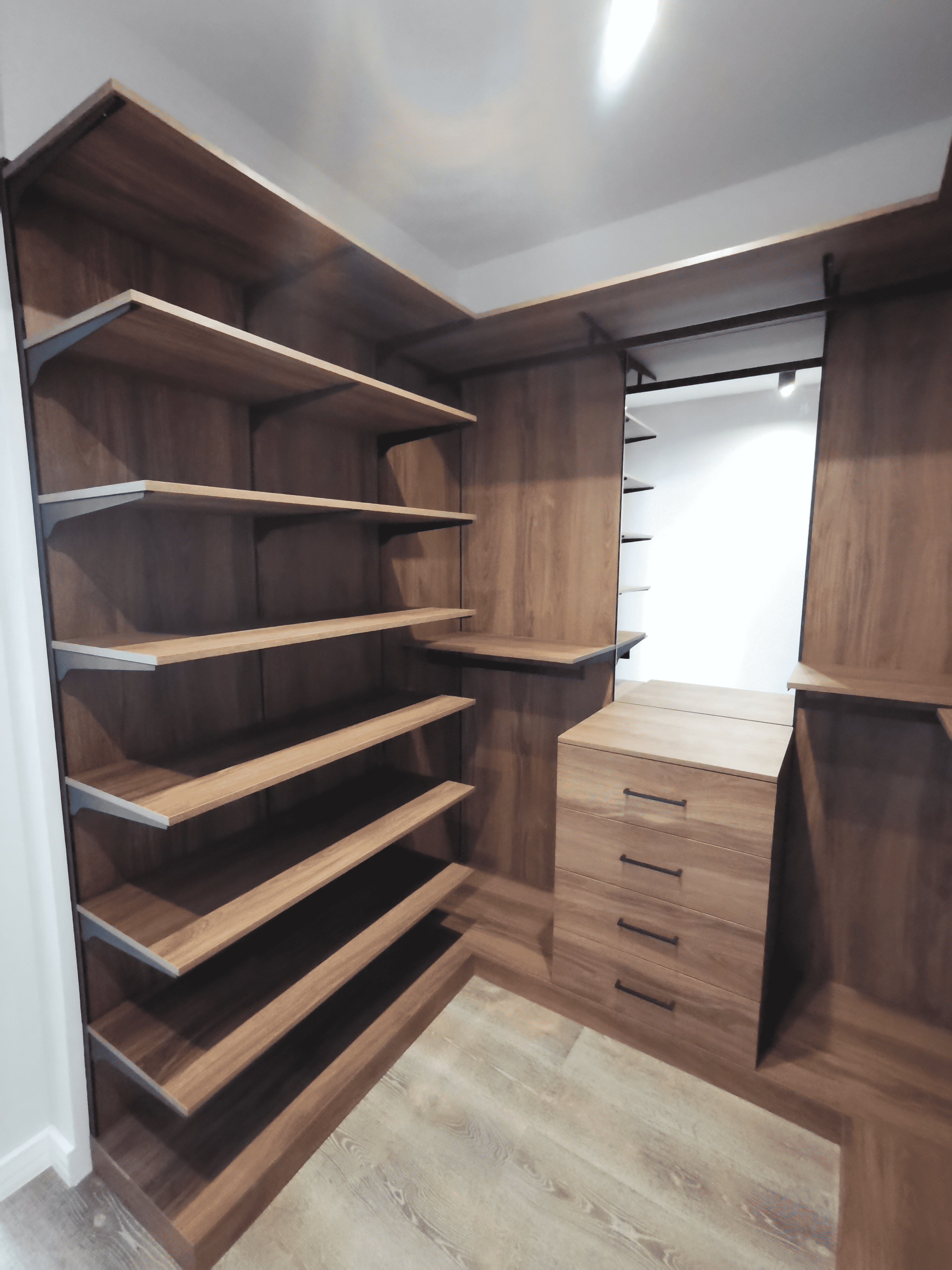 Гардеробная система с полками для обуви, комодом и рабочей поверхностью