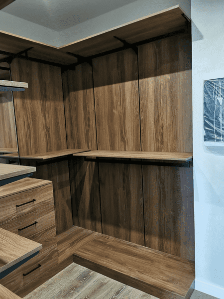 Линейная гардеробная система с полками и зоной хранения под длинную одежду