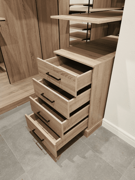 Комод с полностью выдвижными ящиками в системе хранения для гардеробной