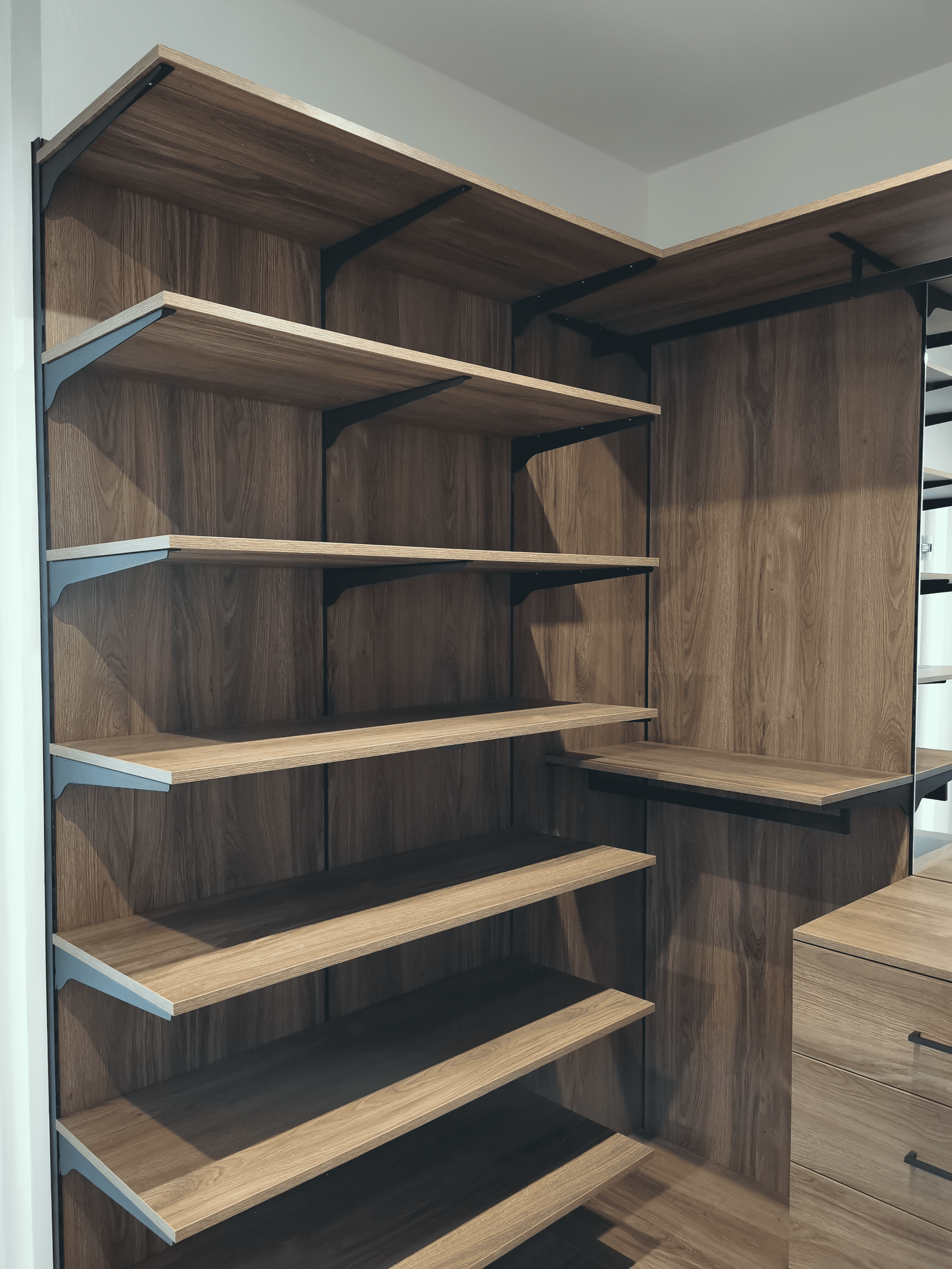 Секция гардеробной системы с многоуровневыми полками для хранения обуви и коробок