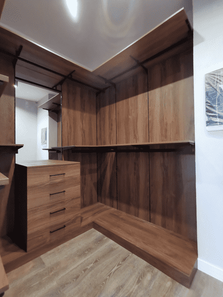 Гардеробная зона с рабочей полкой и опорными модулями вдоль стены