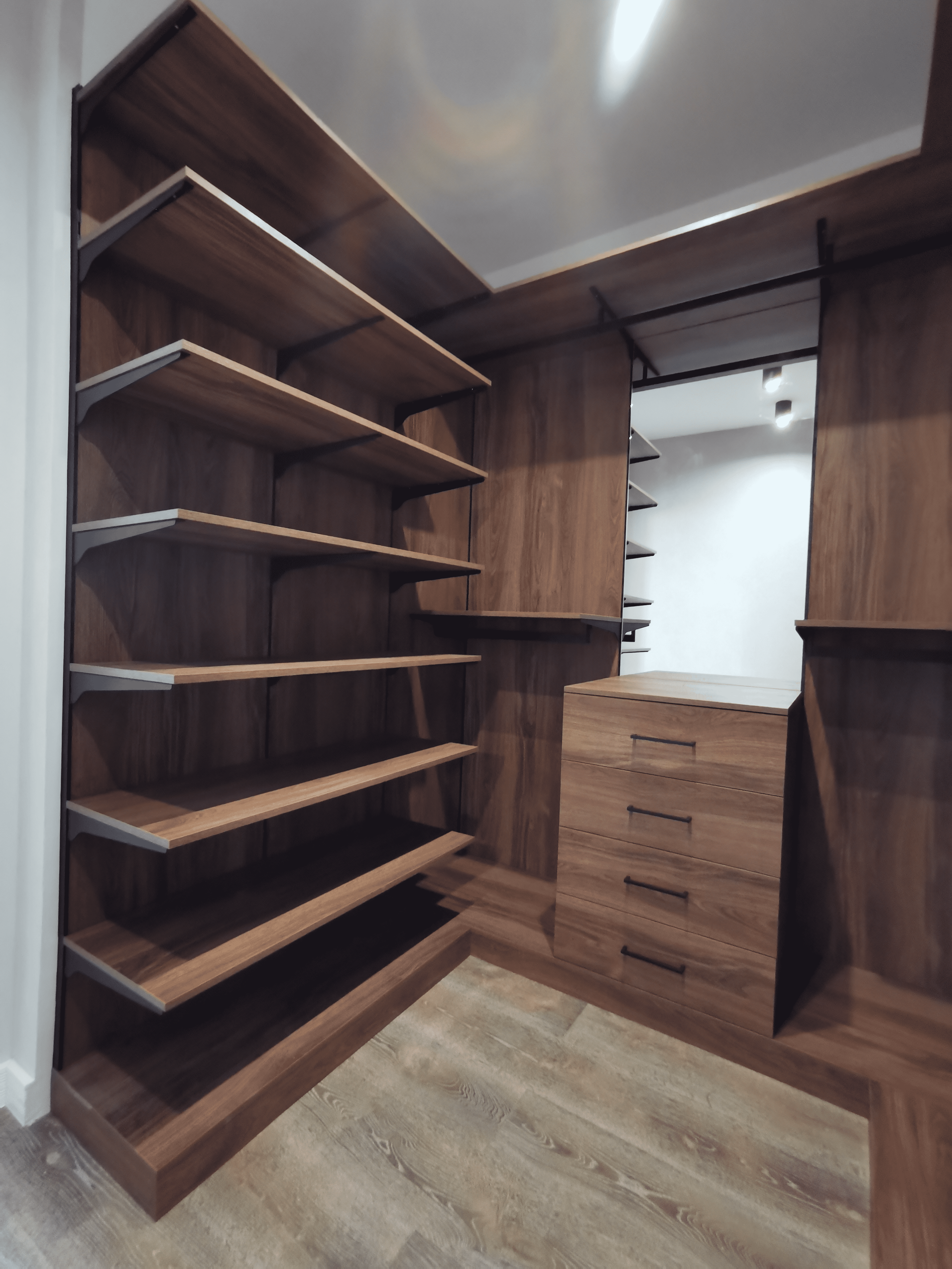 Гардеробная система с открытыми полками и комодом в единой деревянной отделке