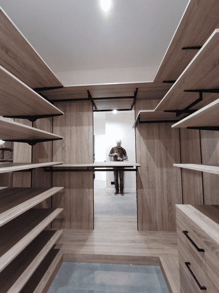 Проходная гардеробная система с симметричной планировкой и полками по обе стороны