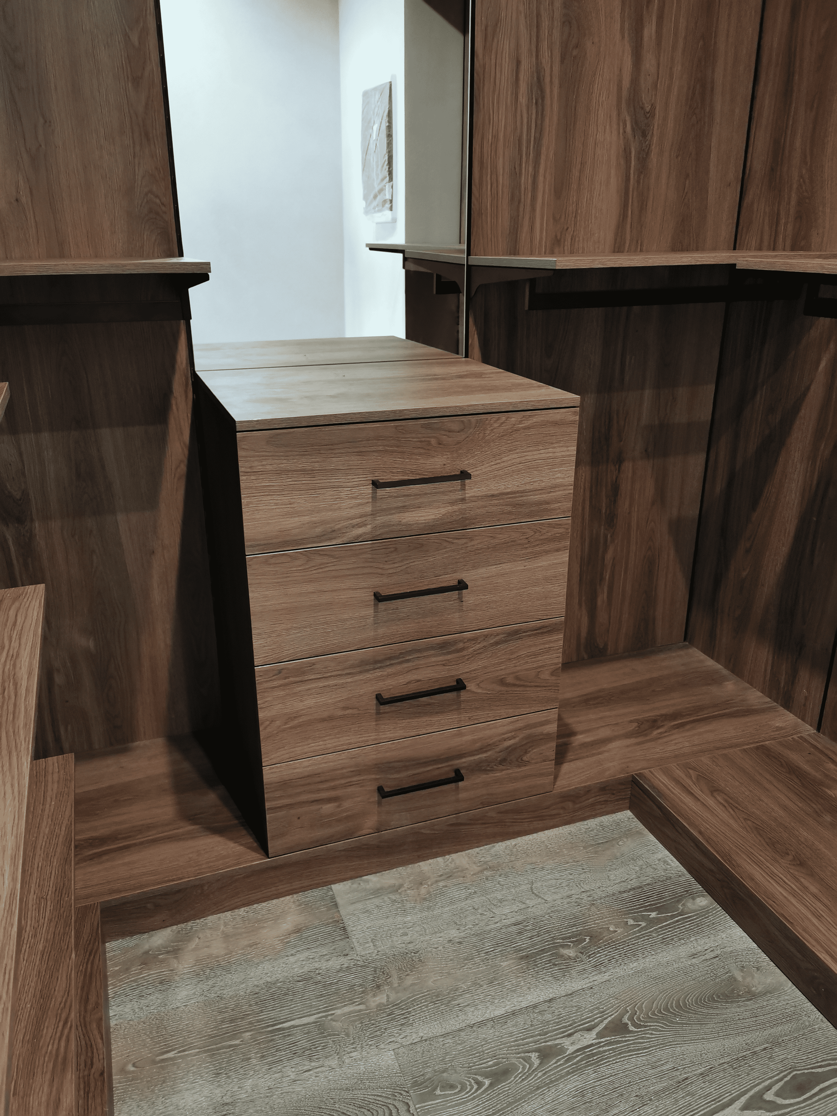 Комод с четырьмя выдвижными ящиками в гардеробной системе из ЛДСП под дерево