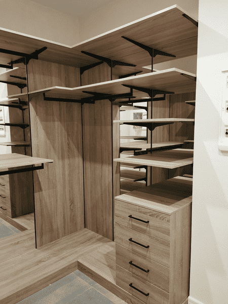 Гардеробная система с комбинированными зонами хранения, полками и комодом