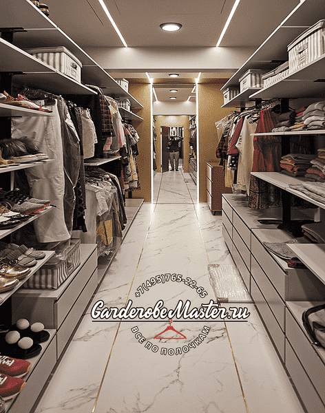 Проходная гардеробная комната с двусторонней системой хранения