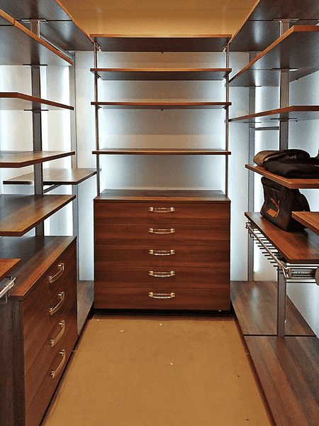 Гардеробная система с 5 полками, центральным комодом на 4 ящика и боковыми модулями хранения