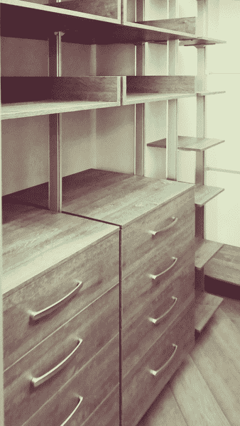 Фрагмент гардеробной системы с выдвижными ящиками, полками разной высоты и усиленным металлическим каркасом