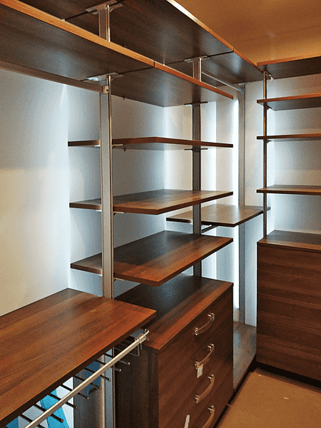 Модульная гардеробная система с 6 регулируемыми полками и выдвижными ящиками в нижнем блоке