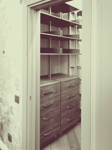 Компактная гардеробная система в нише с комодами на 4 ящика, верхними полками и боковым стеллажом