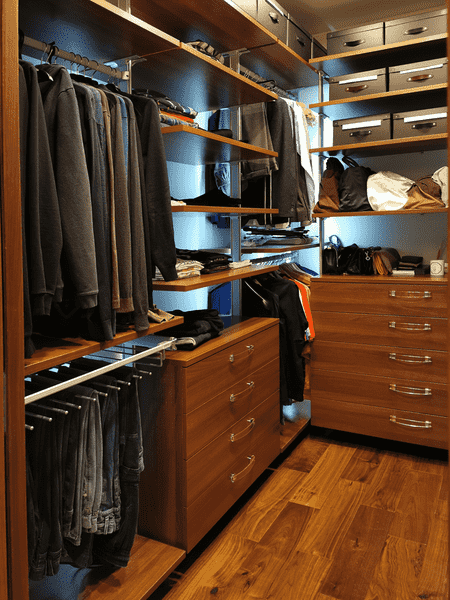 Проходная гардеробная система с штангами для одежды, полками и комодами для хранения