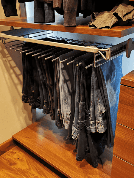 Выдвижная штанга для брюк и джинсов в гардеробной системе с нижней полкой