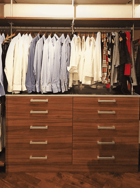 Гардеробная система с комодом на 6 ящиков и штангой для одежды, рассчитанная на хранение рубашек, пиджаков и повседневной одежды