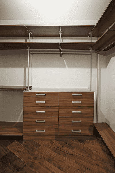 Гардеробная система с комодом на 6 выдвижных ящиков, верхними полками и зонами для длинной и короткой одежды