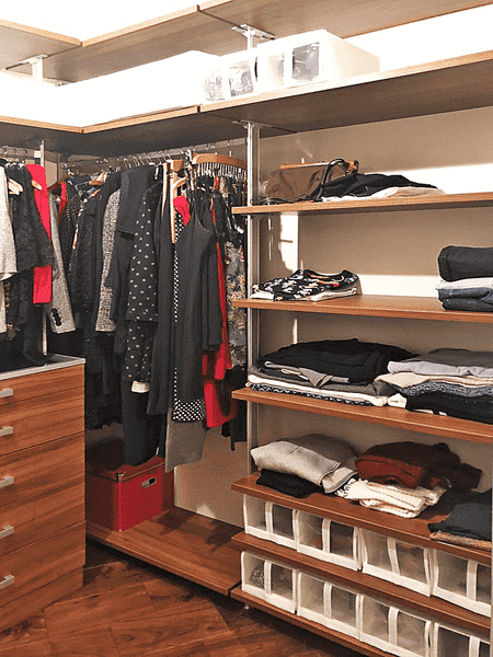 Гардеробная система с комбинированной компоновкой: полки для сложенных вещей, штанги для одежды и выдвижные ящики