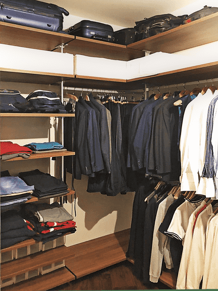 Гардеробная система с угловым размещением, верхними антресольными полками и зонами хранения для сезонных вещей