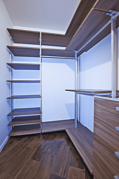 Модульная гардеробная система с регулируемыми полками, напольными платформами и зоной хранения под плечики