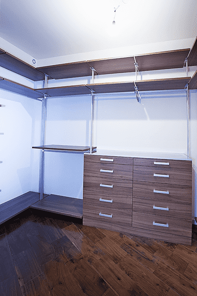 Гардеробная система с комодом на 6 выдвижных ящиков, верхними полками по периметру и усиленным металлическим каркасом, рассчитанная на хранение одежды и аксессуаров