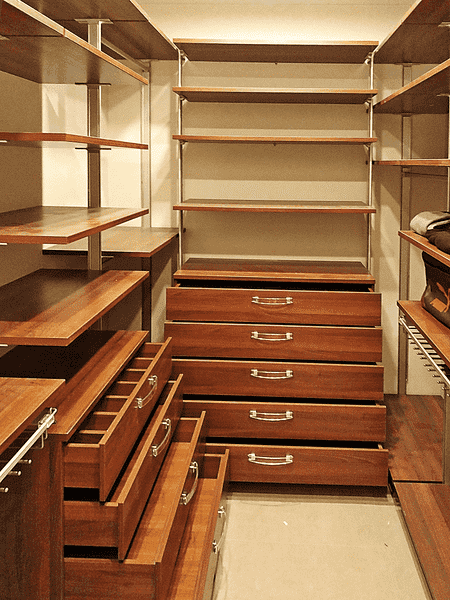 Гардеробная система с комодом на 5 ящиков, полками и выдвижными элементами