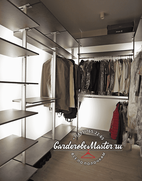 Гардеробная система с открытыми полками, штангами и хранением одежды в чехлах