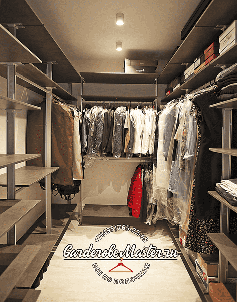 Проходная гардеробная система с штангами для одежды, верхними полками и боковыми модулями хранения