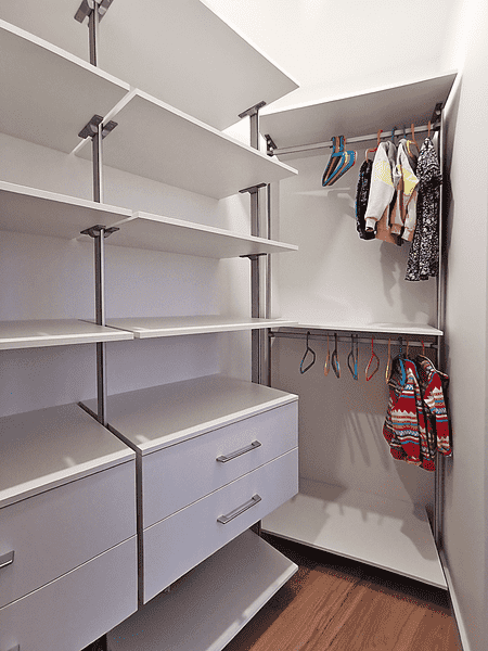 Гардеробная система с полками, двумя уровнями штанг и блоком выдвижных ящиков