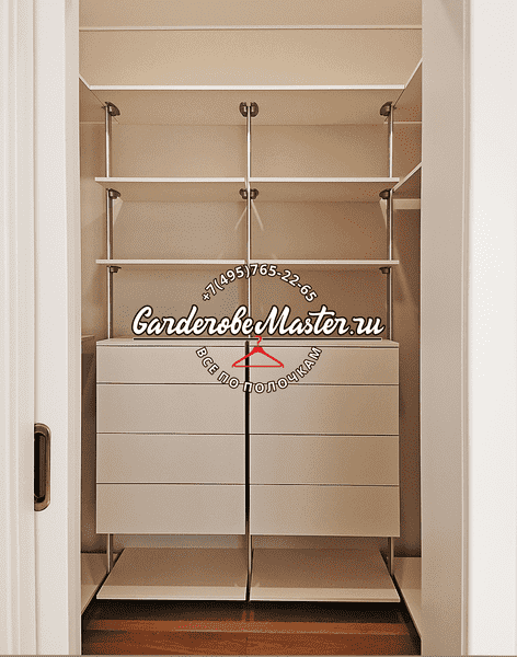 Компактная гардеробная система с полками, двумя блоками ящиков и боковыми зонами хранения