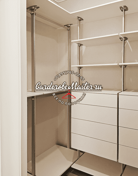 Модуль гардеробной системы с угловыми полками, вертикальными стойками и навесным комодом