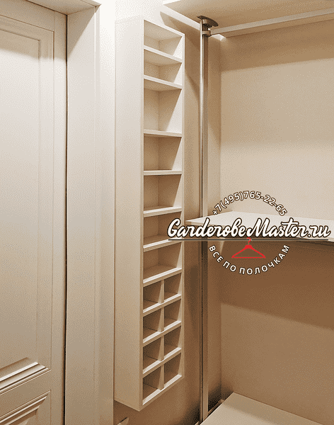 Вертикальный модуль с узкими полками для обуви и аксессуаров в гардеробной системе