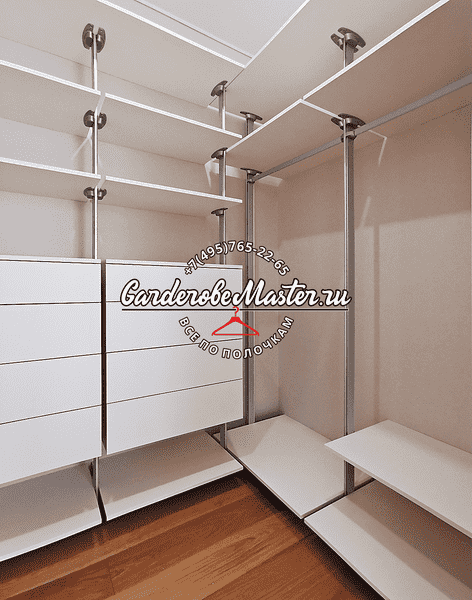 Модуль гардеробной системы с полками, стойками и свободной зоной под плечики