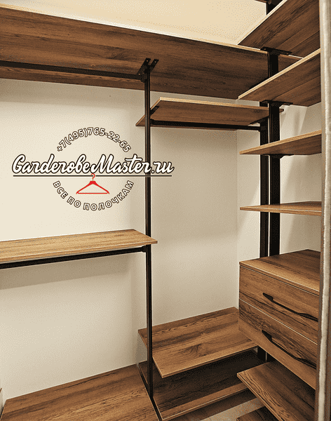 Гардеробная система с открытыми деревянными полками, комодом и напольными платформами