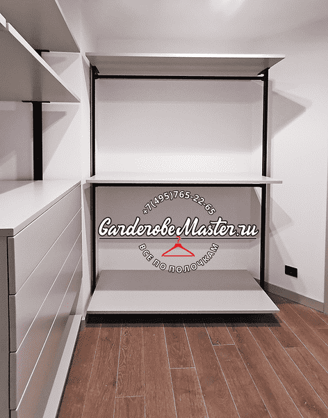 Гардеробная система с нижней опорной платформой и зоной хранения под длинную одежду
