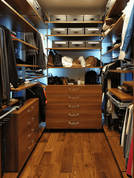 Проходная гардеробная система с комодами и полками