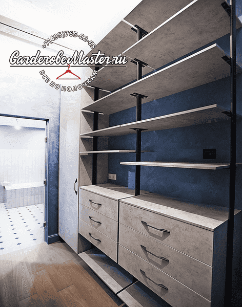 Гардеробная система с полками и комодом в современном стиле