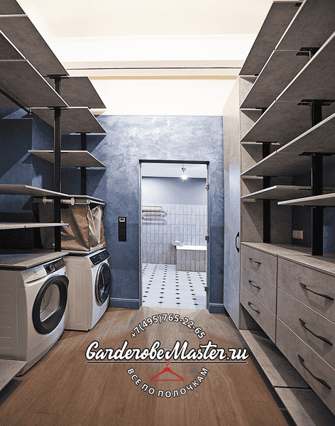 Симметричная гардеробная с комодами, полками и хозяйственной зоной
