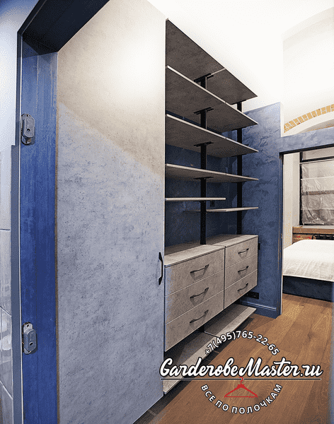 Гардеробная система с комодами, боковыми полками и выходом в спальню